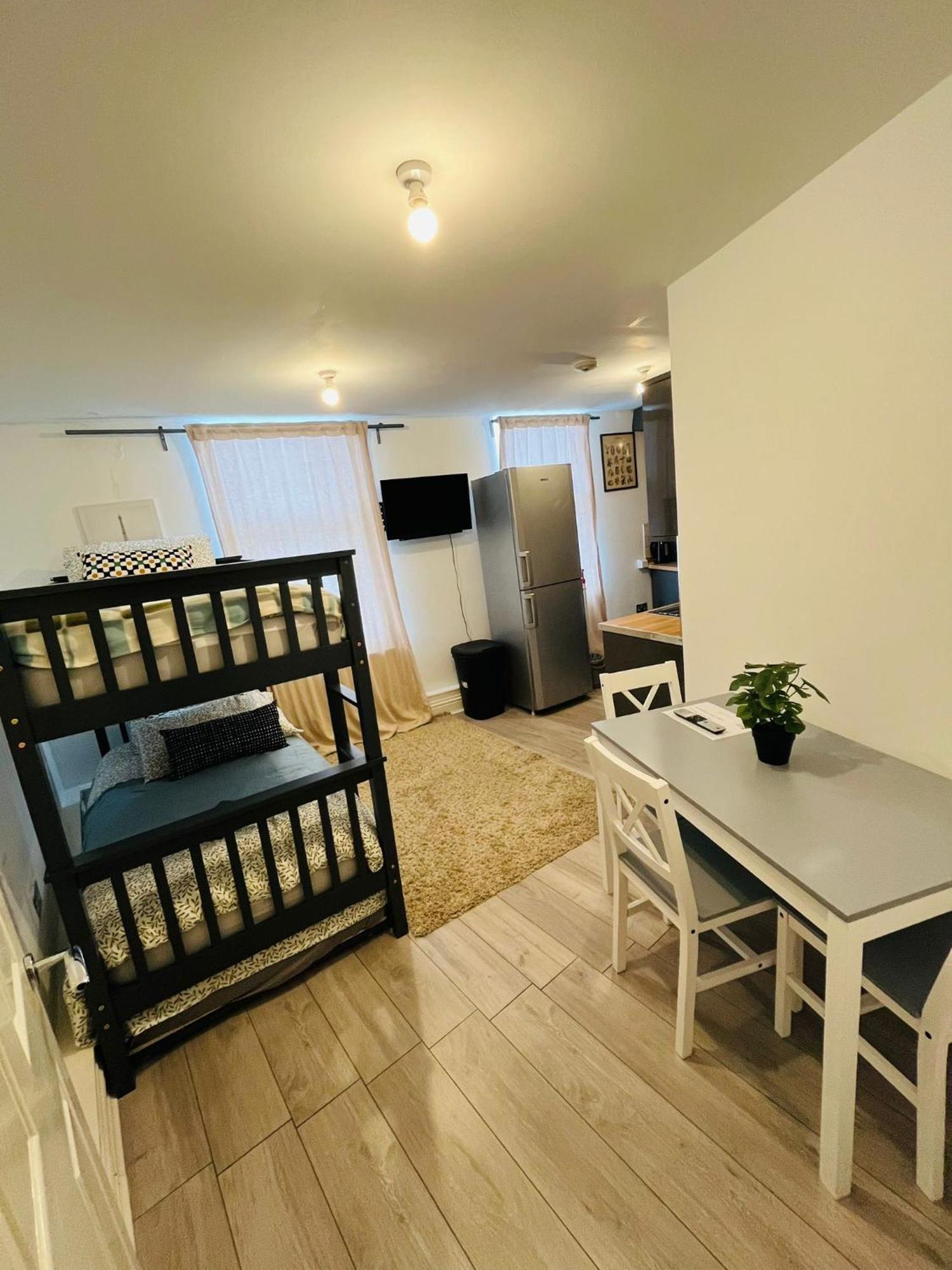 Willesden J Guest Home 4 ロンドン エクステリア 写真